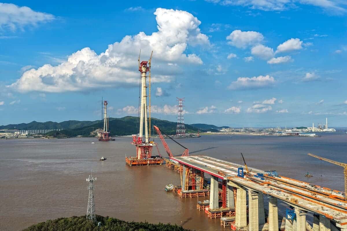 Строительство крупнейшего в мире железнодорожно-автомобильного моста / © China Railway Major Bridge Engineering Group