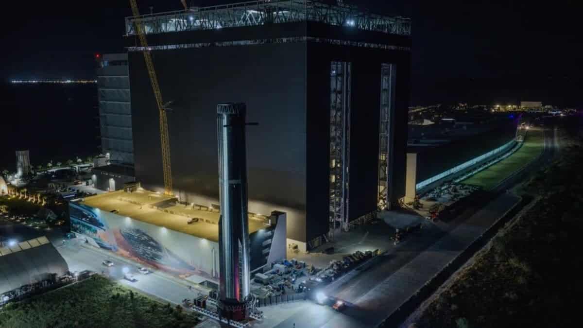 Транспортировка Super Heavy на стартовый стол / © SpaceX