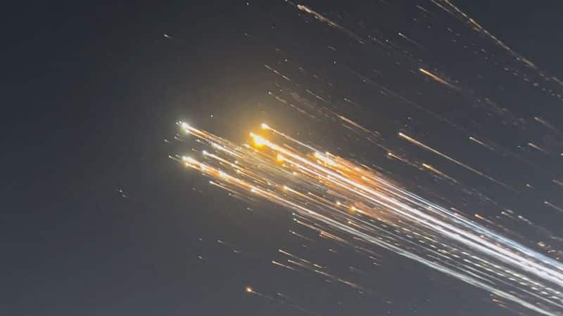 Обломки Starship в прежних испытательных полетах уже были. И хотя сейчас вероятность потери контроля над ними много ниже, чем в первый десяток запусков, она все еще существует, что делало решение об орбитальном полете корабля по-настоящему сложным