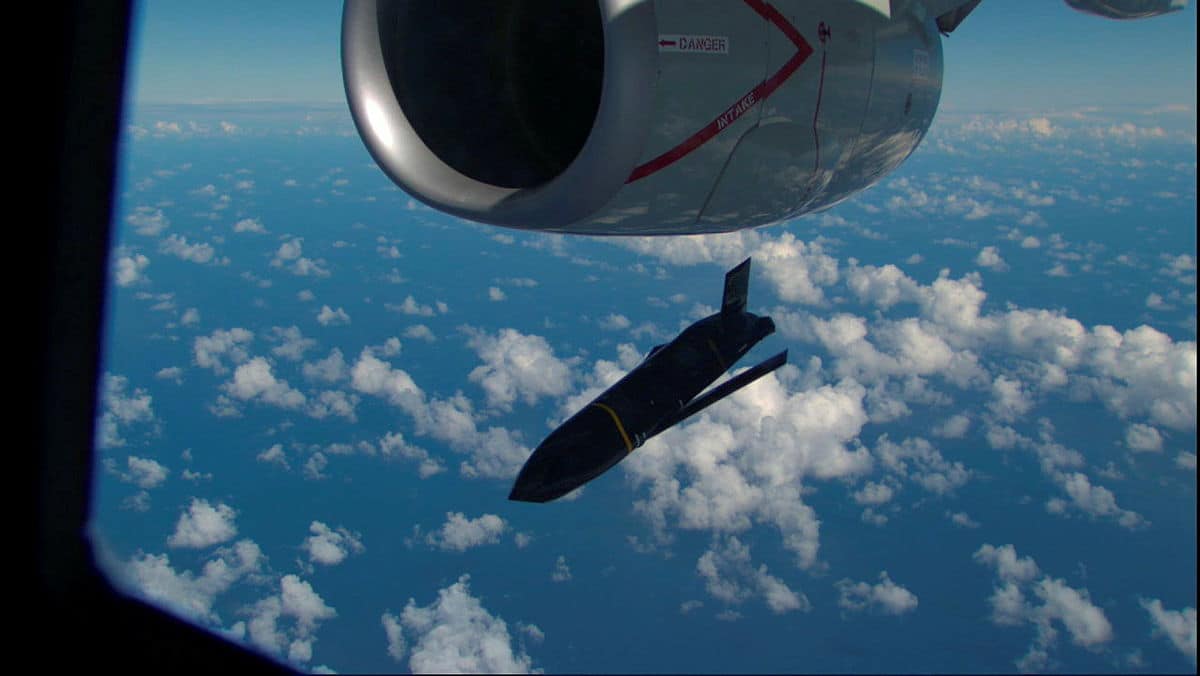 AGM-158C LRASM отделяется от патрульного самолета P-8A Poseidon / © Australian Department of Defence
