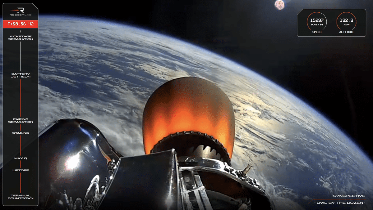 Земля и работающий двигатель на кадре трансляции миссии Owl By The Dozen / © Rocket Lab, Synspective