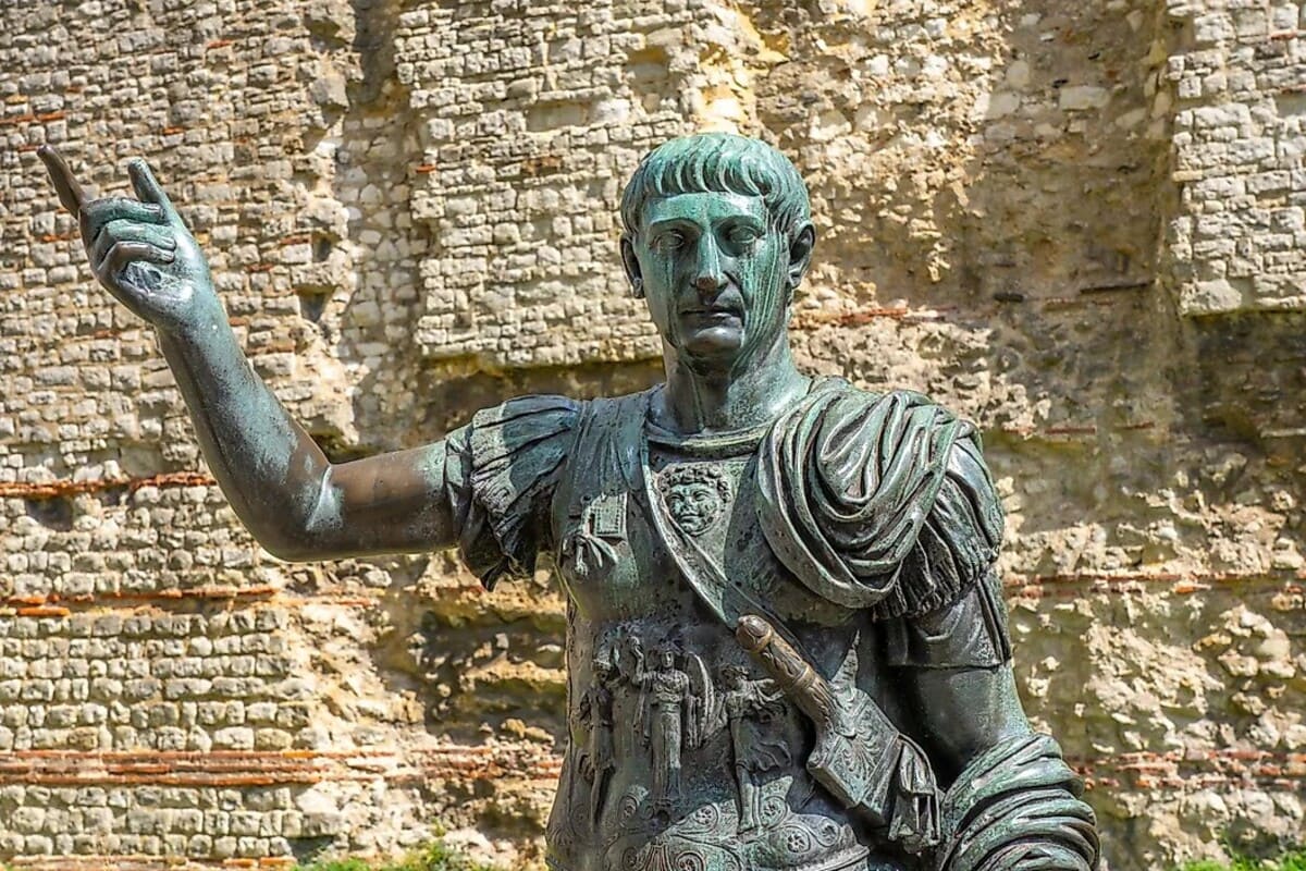 Статуя римского императора Траяна возле Лондонского Тауэра / © Via Shutterstock / elinaxx1v