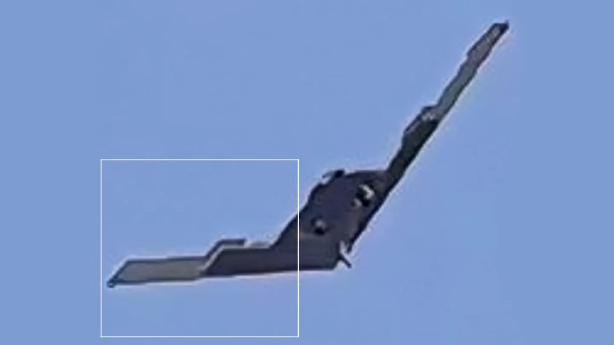 Новый снимок китайского стелс-дрона WZ-X позволил рассмотреть необычную конструкцию его крыла / © Weibo