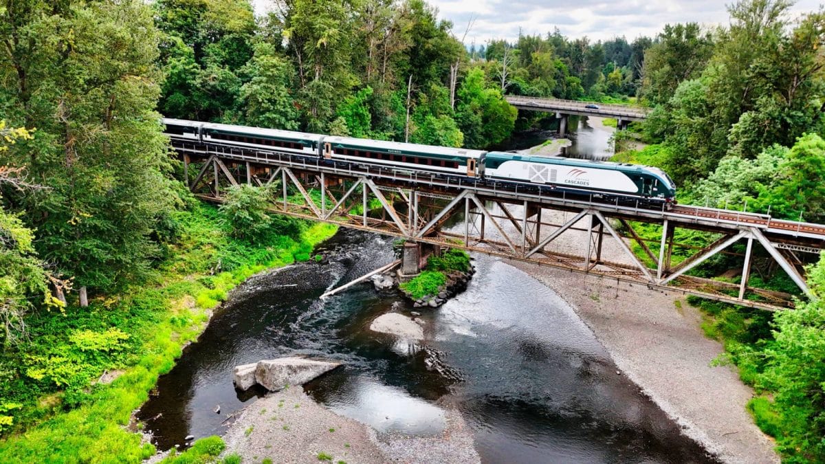 Поезд Airo в окраске Amtrak Cascades на мосту. Фотография из официального медиабанка / © Amtrak