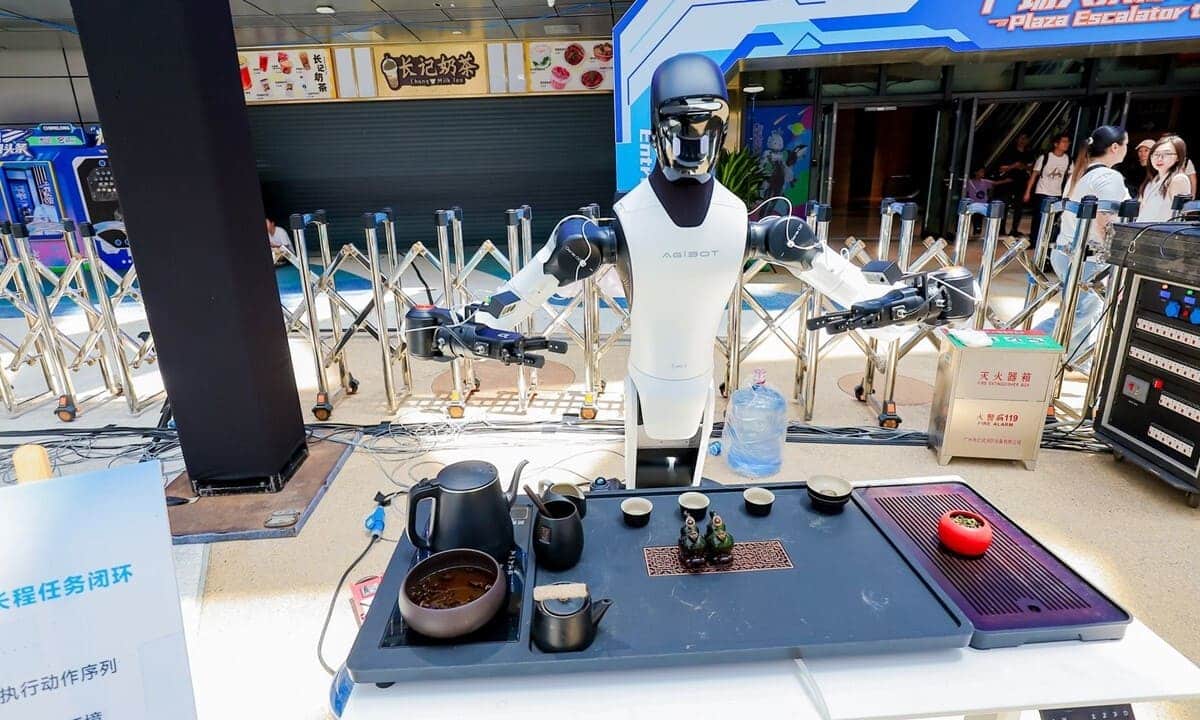 Робот AgiBot демонстрирует чайную церемонию / © Chimelong Group