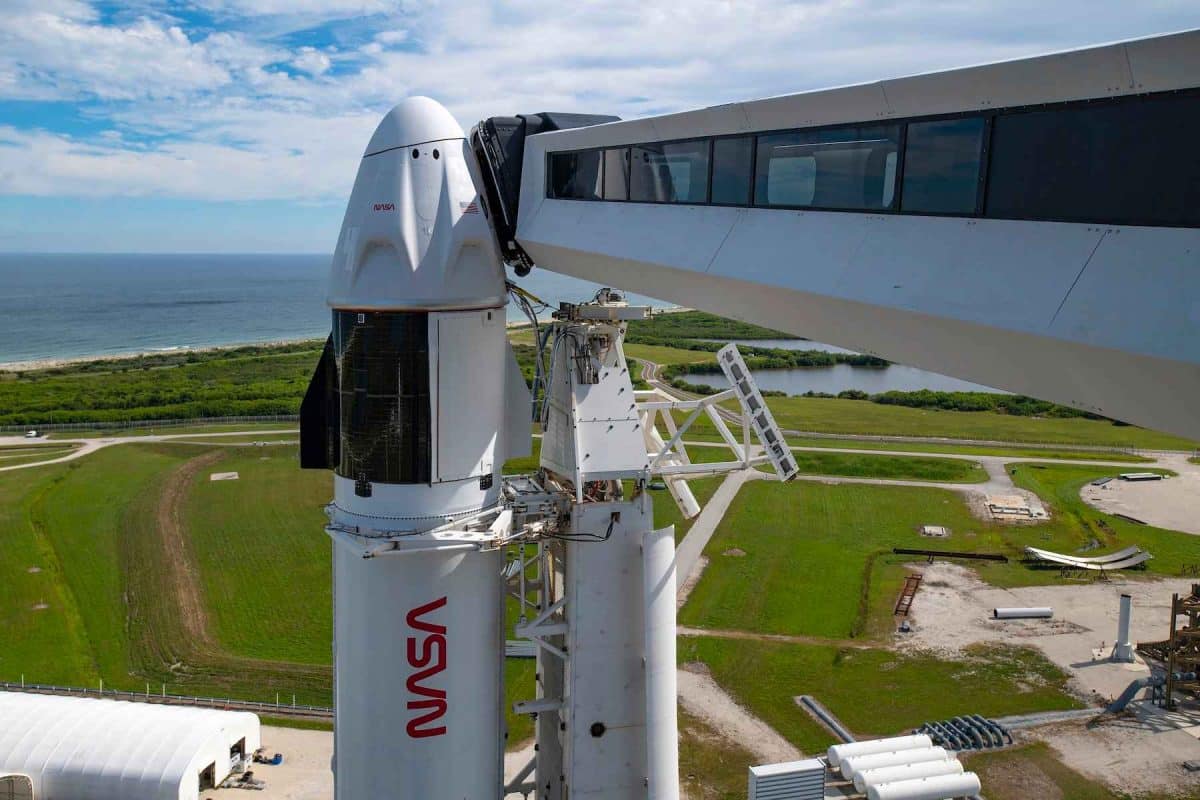 Пилотируемый корабль Crew Dragon, выводимый ракетой Falcon 9 (оба на фото), в 2020-х стал основным перевозчиком землян в космос. В начале 2030-х он перестанет летать, а его замена на Starship по идеологическим причинам не вполне приемлема для NASA / Ⓒ SpaceX