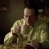 Уолтер Уайт пьет кофе. Кадр из сериала «Во все тяжкие» / © Sony Pictures Television