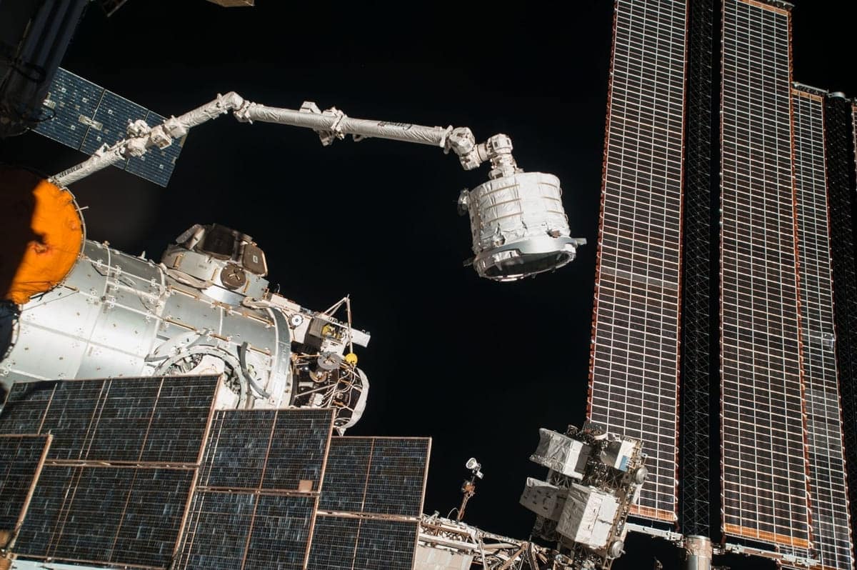Роботизированная рука Canadarm2 / © NASA