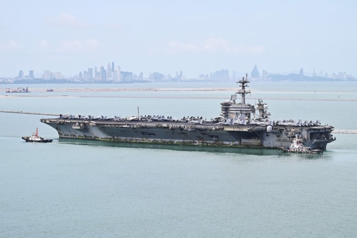 Атомный авианосец ВМС США USS Abraham Lincoln при входе в порт Таиланда / © Anthny Wallace / AFP via Getty Images