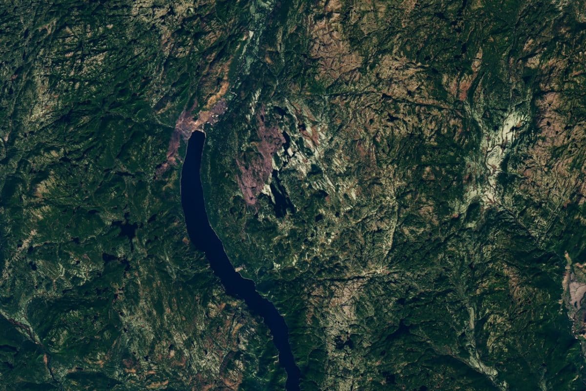 Ударная структура Uhackatik с озером Марсаль в центре на спутниковом снимке Landsat 8 / © NASA Earth Observatory, Lauren Dauphin
