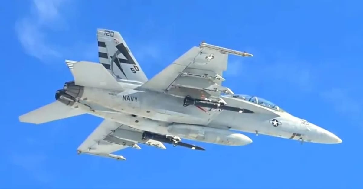 Гиперзвуковую ракету Blackbeard впервые заметили в полете на F/A-18 Super Hornet / © Navy capture