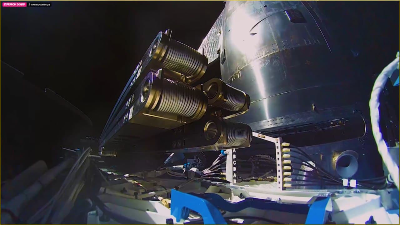 Спутники новых типов перед развертыванием с борта Starship. Всего в этом пуске их было 26 штук, по совокупной массе они значительно превышали сорок тонн. До этого дня Starship не выводил на орбиту ни грамма полезного груза