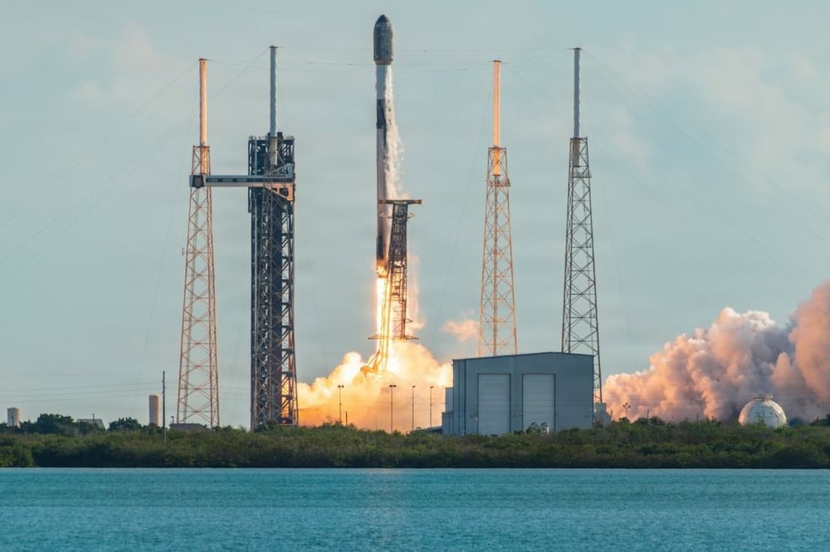 Ракета SpaceX Falcon 9 стартует с космодрома № 40 на станции космических сил на мысе Канаверал, штат Флорида / © U.S. Space Force