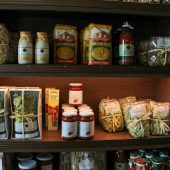 Покупатели используют срок годности как один из ориентиров при выборе продуктов