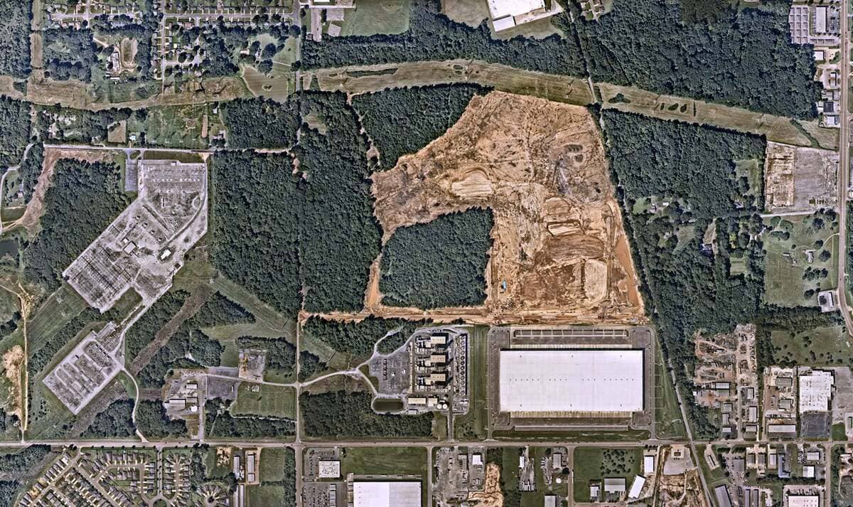 Строительство дата-центра компании xAI в Мемфисе штат Теннесси, 2022 год / © Nearmap