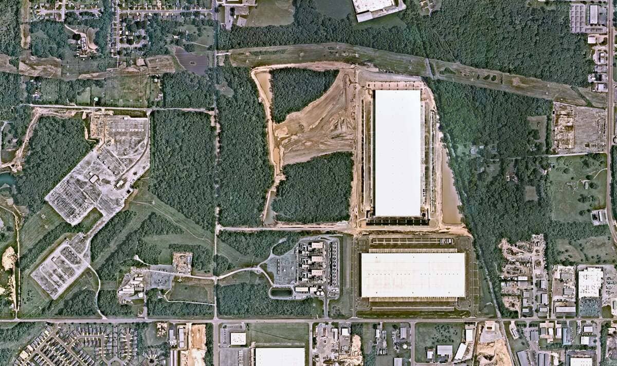 Строительство дата-центра компании xAI в Мемфисе штат Теннесси, 2023 год / © Nearmap