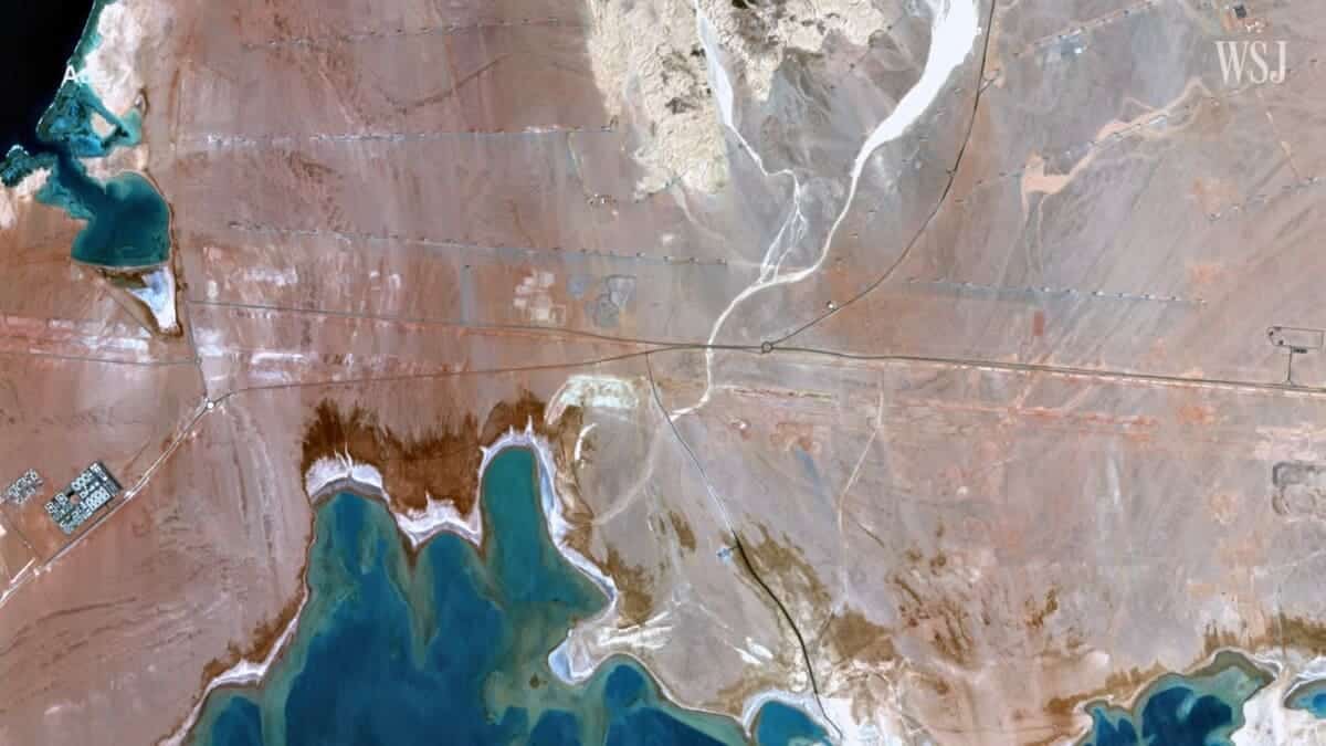 Спутники показали, что осталось в пустыне от мегапроекта горизонтального небоскреба «Зеркальная линия» / © WSJ