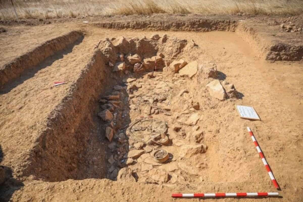 В Северной Македонии нашли 2600-летнюю могилу воина с оружием и золотыми предметами / © SDK.MK