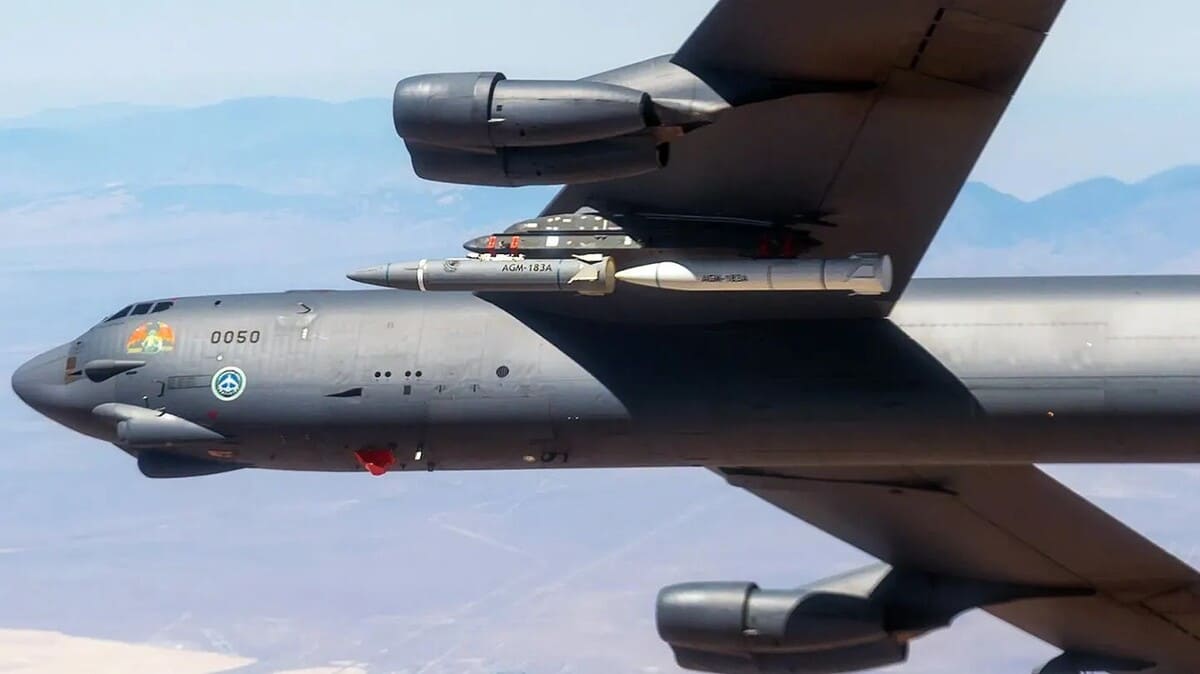 Гиперзвуковая ракета AGM-183A на бомбардировщике B-52 / © USAF