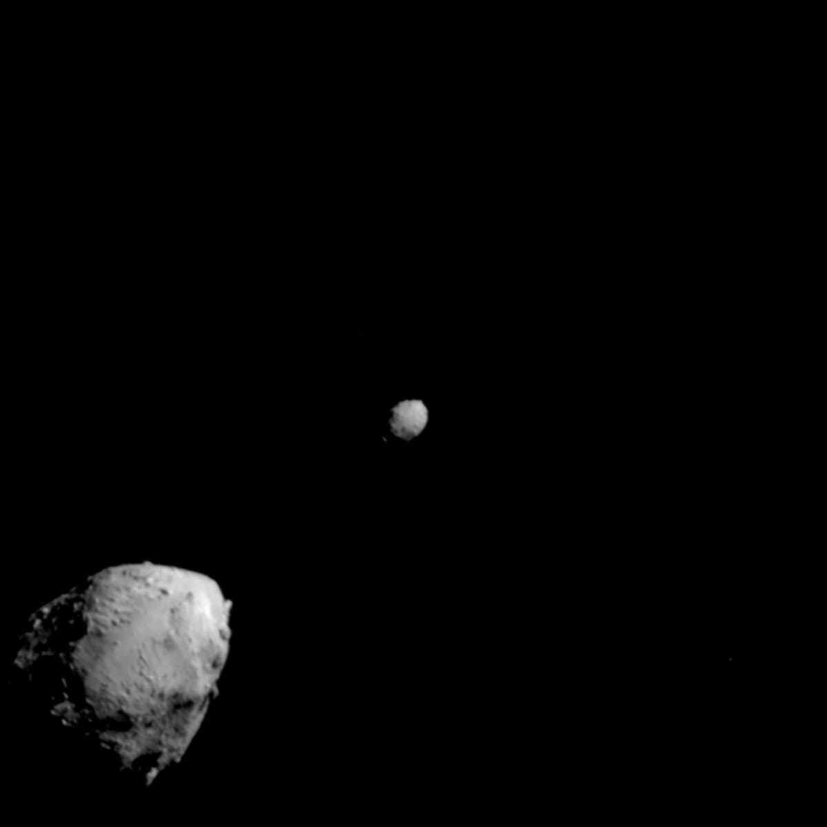 Астероиды Дидим и Диморф в объективе космического аппарата DART / © NASA