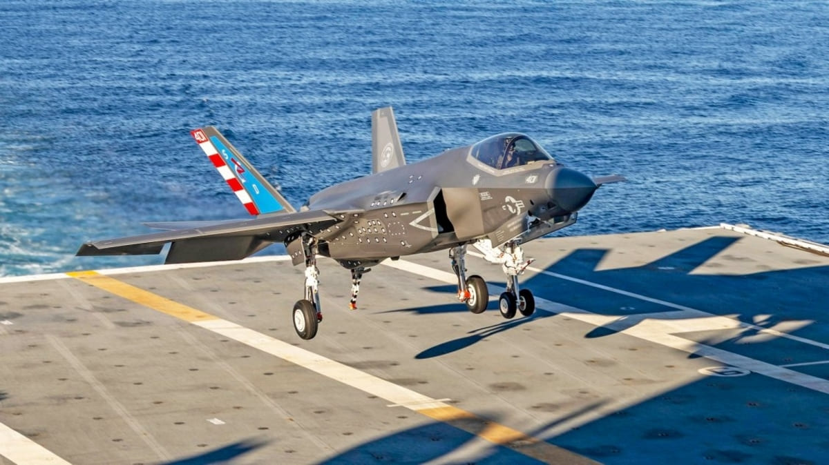 Истребитель F-35C впервые выполнил посадку с аэрофинишером на авианосец типа Ford / © U.S. Navy