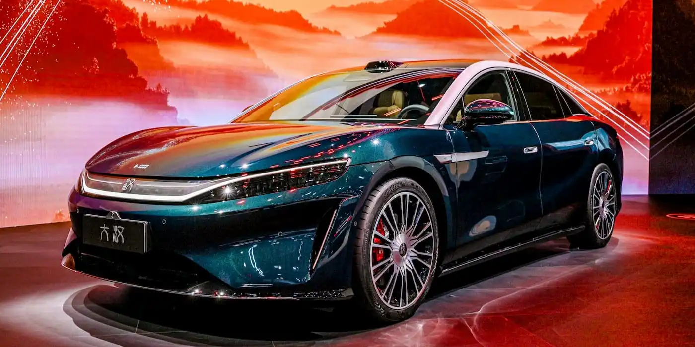 В одни сутки с Roadster китайский BYD представил свою новую модель Da Han. При длине 5,26 метра, дальности на одной зарядке в 700 километров и времени скоростной зарядки в 10 минут (от 0 до 97 процентов емкости) он стоит 35 тысяч долларов. Это лучше соотношения цены-качества любой серийной Tesla настолько, что ее преимущества в виде лучшего автопилота имеют нулевые шансы обеспечить выигрыш в продажах. Это не случайность: просто единственная массовая платформа Tesla вышла на конвейер в 2017 году. За девять лет электромобили меняются слишком сильно, чтобы можно было сохранить первенство, не выпуская новых моделей. Что было бы, если бы вместо Roadster для энтузиастов ручного вождения задорого или «Кибертакси» без руля Маск сделал новую машину в этом классе?