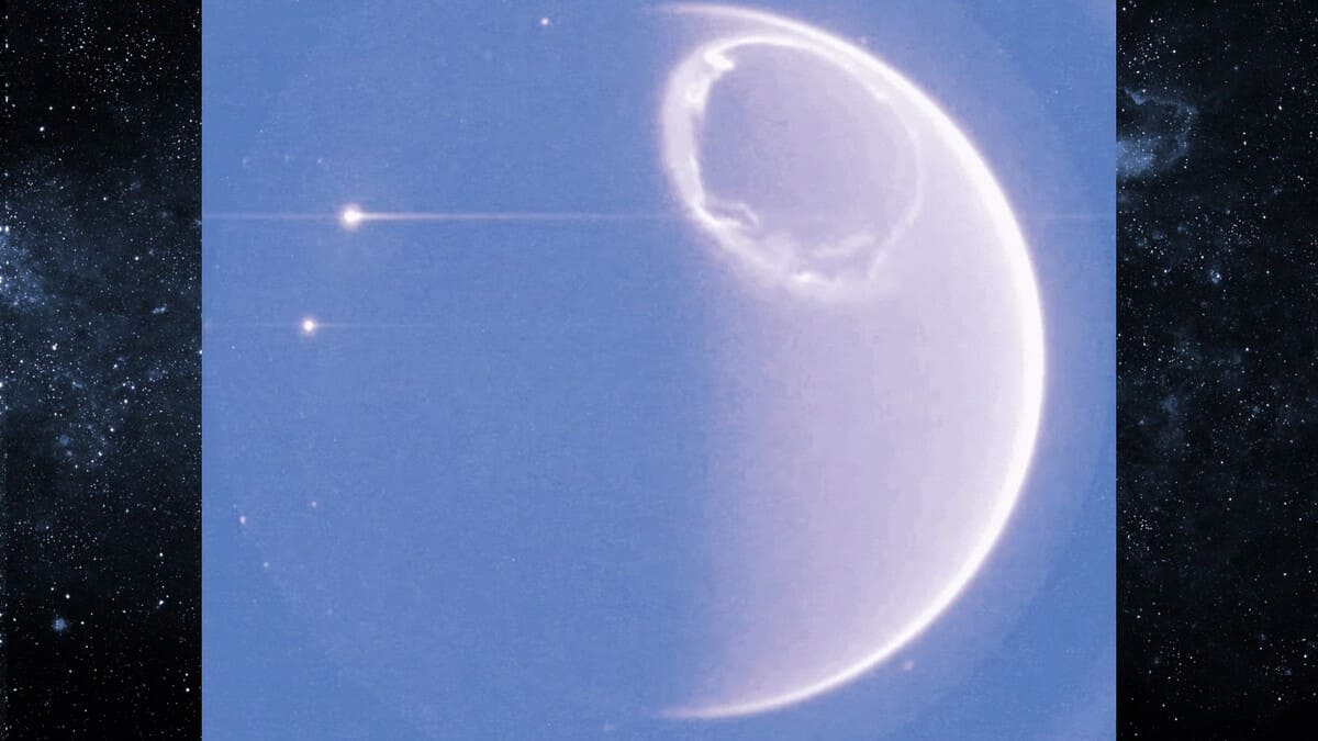 Спутник впервые показал полярное сияние на освещенной стороне Земли / © ESA & CAS / Smile / UVI, Background added in Canva Pro.