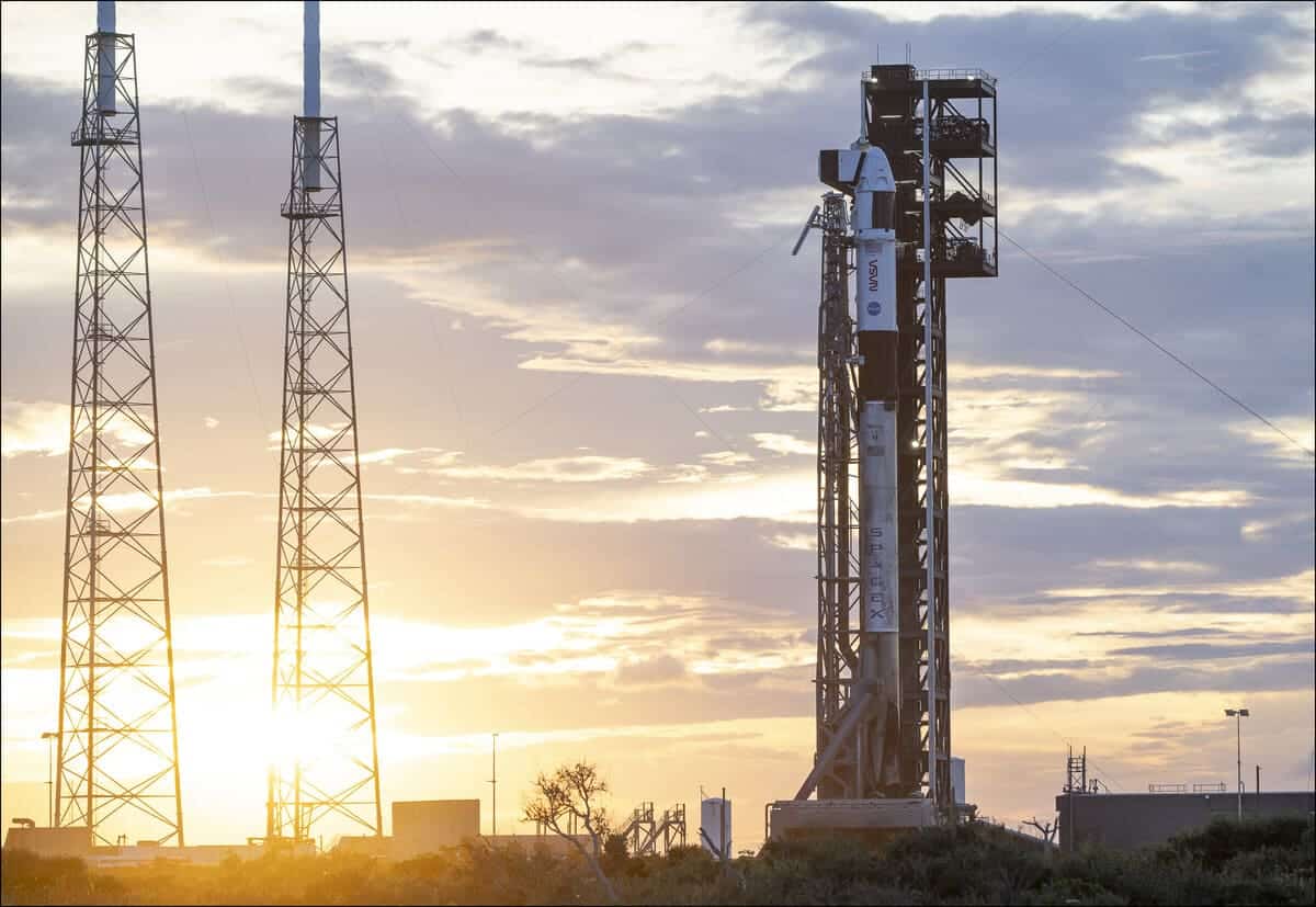 Корабль Crew Dragon и ракета Falcon 9 на стартовой площадке во Флориде / © NASA