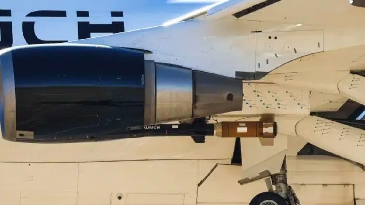 Под крылом Boeing 747 компании Stratolaunch заметили неизвестную ранее ракету / © Brennan O'Neill