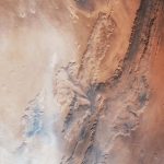 Марсотрясение в Долинах Маринер отследили до древнего разлома в глубине коры