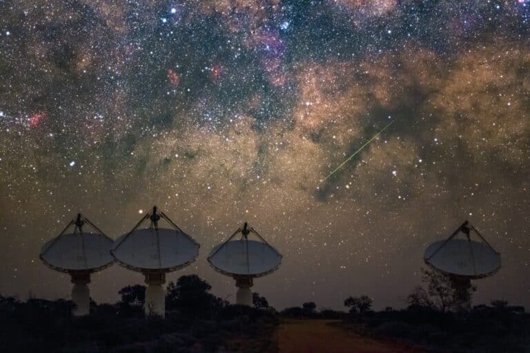 Антенны радиотелескопа ASKAP под Млечным Путем. Архивное фото / © Alex Cherney / CSIRO