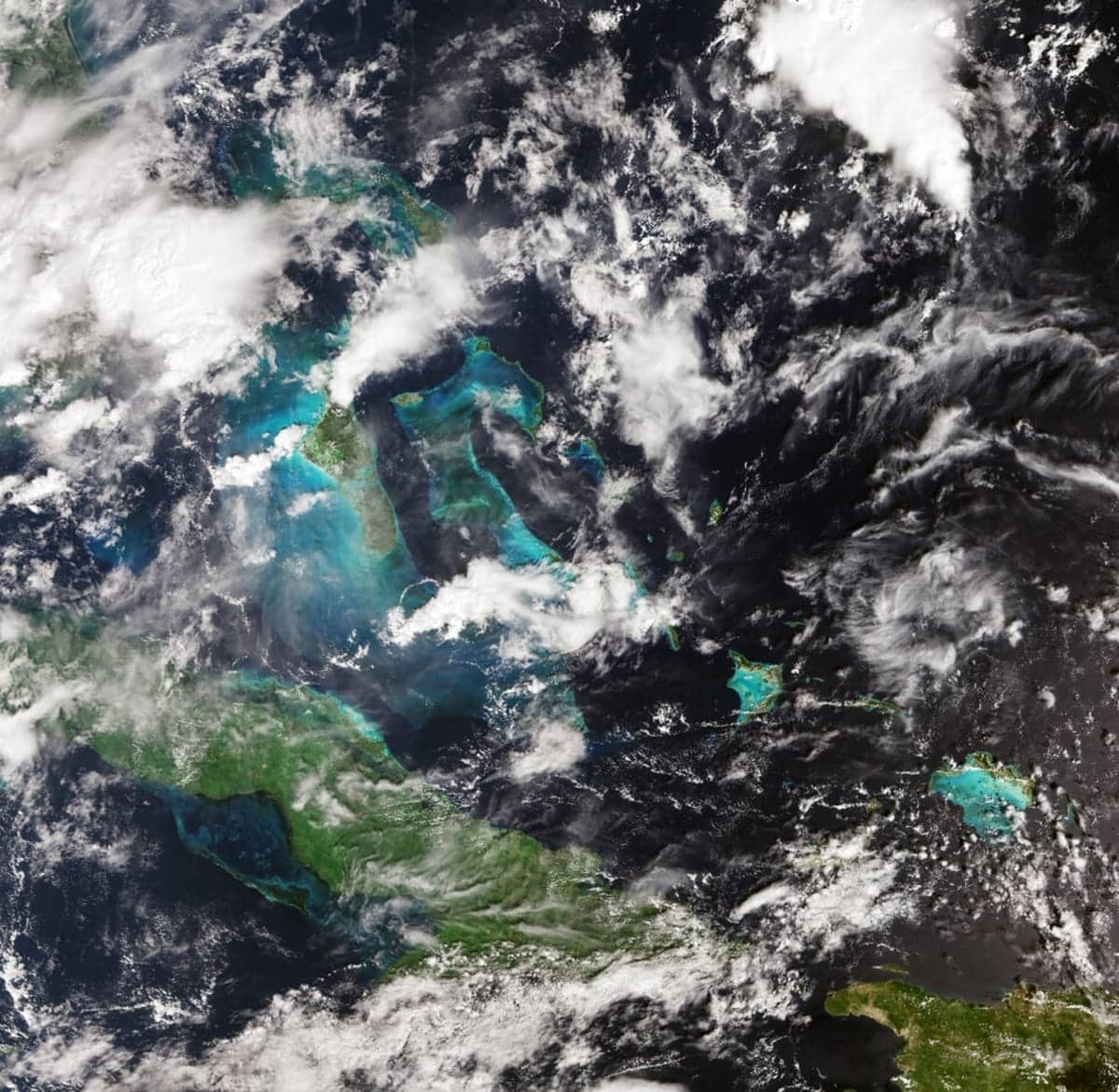 Карибский бассейн: бирюзовые воды вокруг островов / © ESA