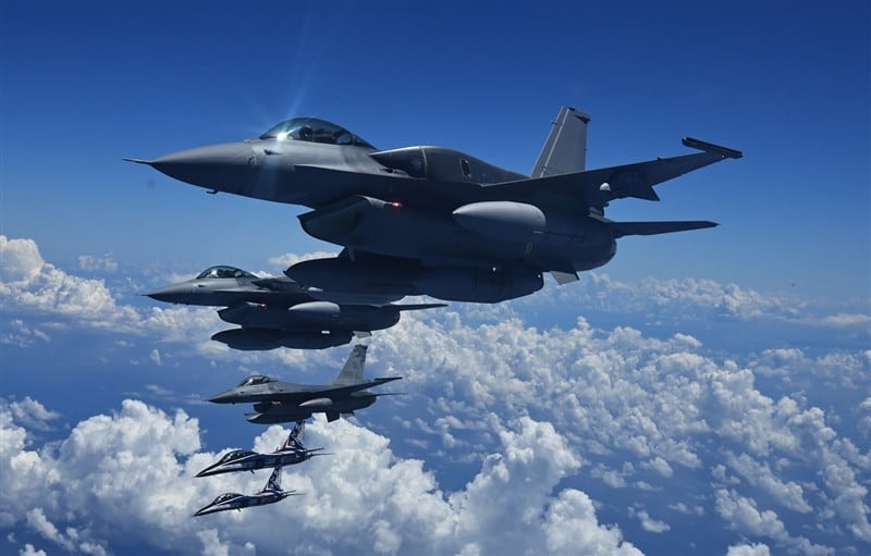 Новые F-16 Block 70 в сопровождении тайваньских самолетов. Снимок опубликован 3 октября 2026 года / © Министерство обороны Тайваня