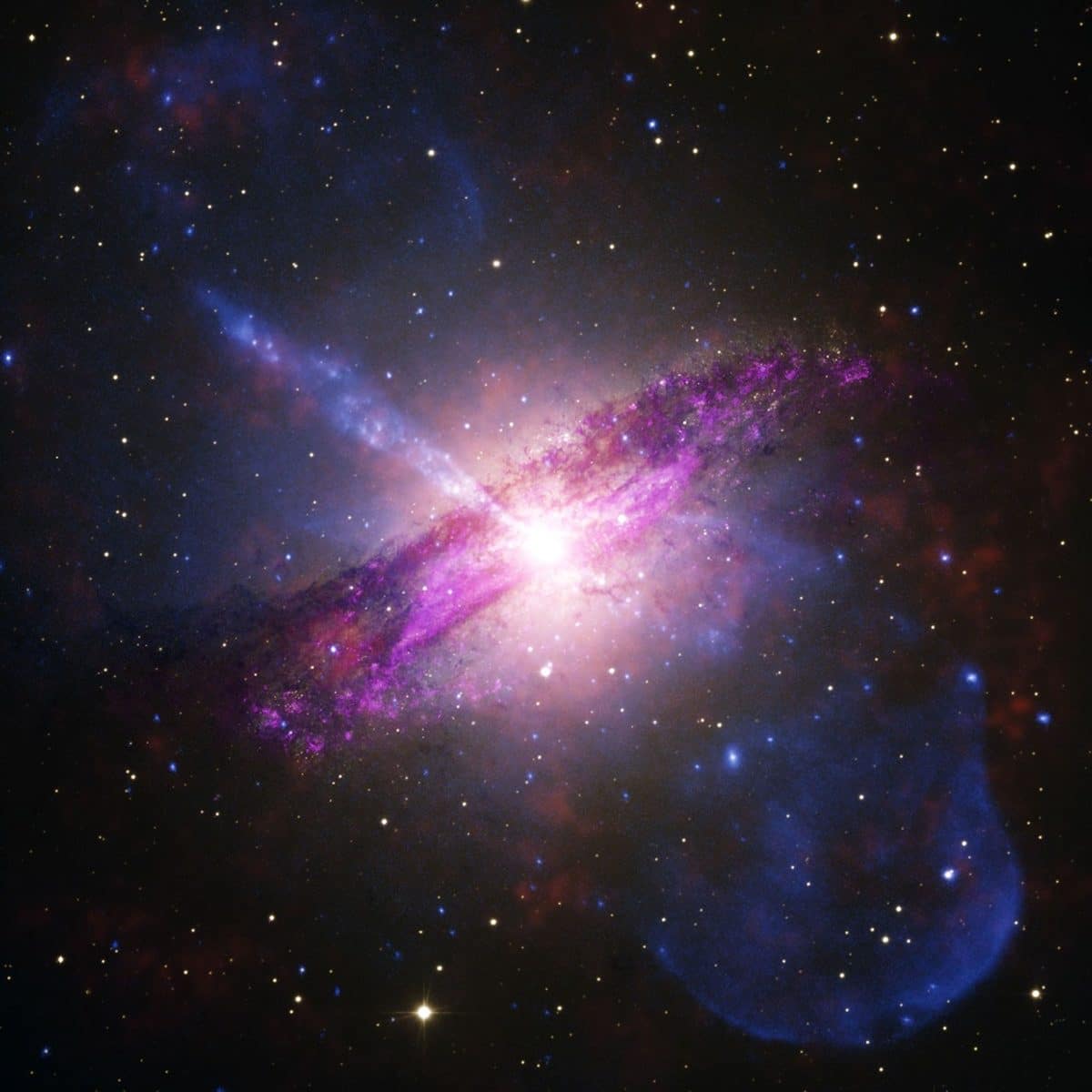 Centaurus A / © NASA / CXC / SAO