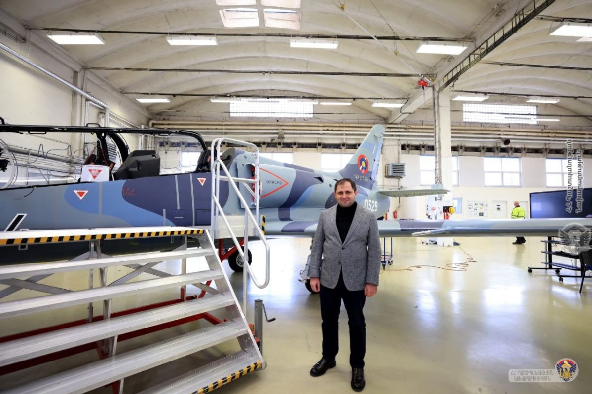 Сурен Папикян рядом с L-39 Skyfox с армянскими опознавательными знаками и номером 0529 / © Министерство обороны Армении