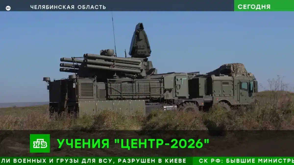 «Панцирь» на белорусском шасси во время учений «Центр-2026». Кадр телерепортажа / © НТВ
