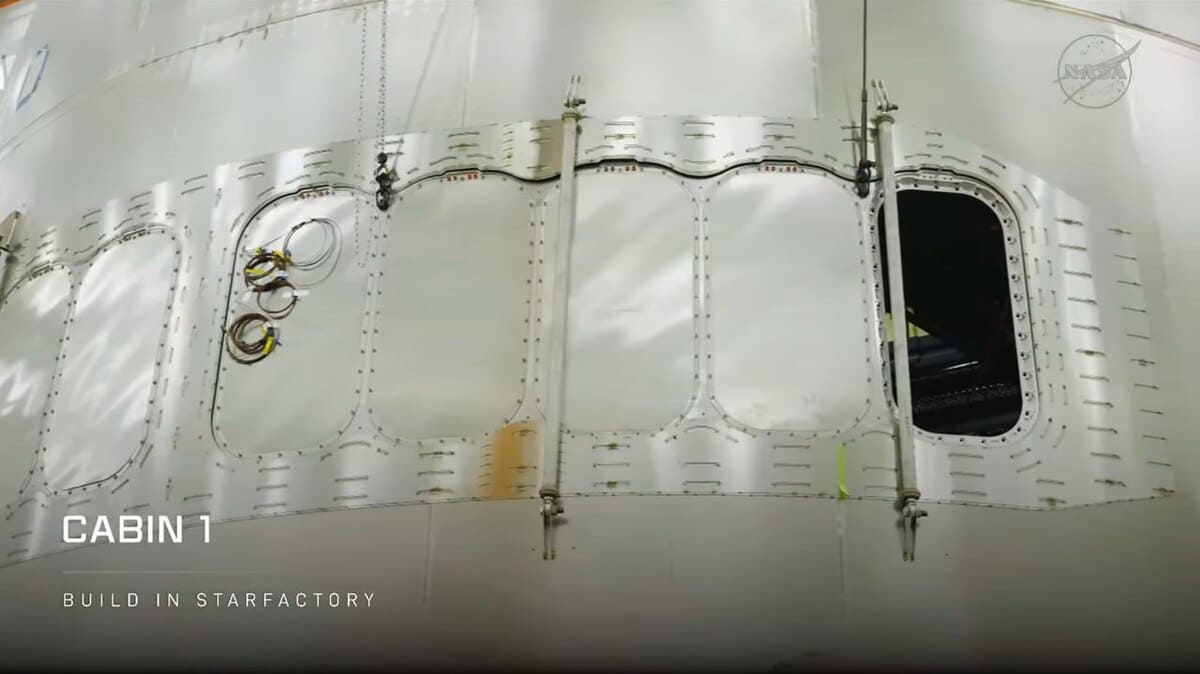 Проемы, вырезанные в секции стального корпуса Starship / © NASA / SpaceX