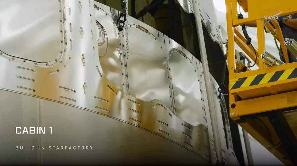 Проемы, вырезанные в секции стального корпуса Starship / © NASA / SpaceX