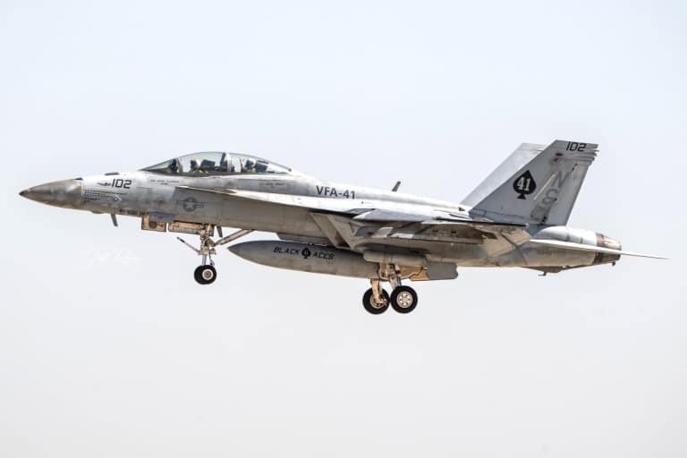 F/A-18F Super Hornet эскадрильи VFA-41 с бортовым номером 102 и отметкой Sub Buster / © Jeff Rojas, The War Zone