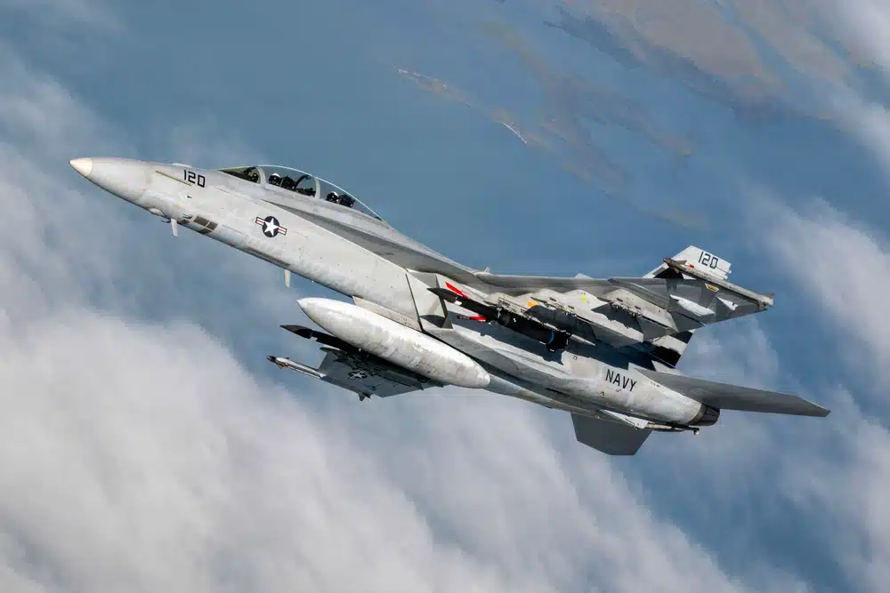 Super Hornet с двумя опытными ракетами Blackbeard во время полета 18 сентября 2026 года / © Jacquelyn Millham, ВМС США